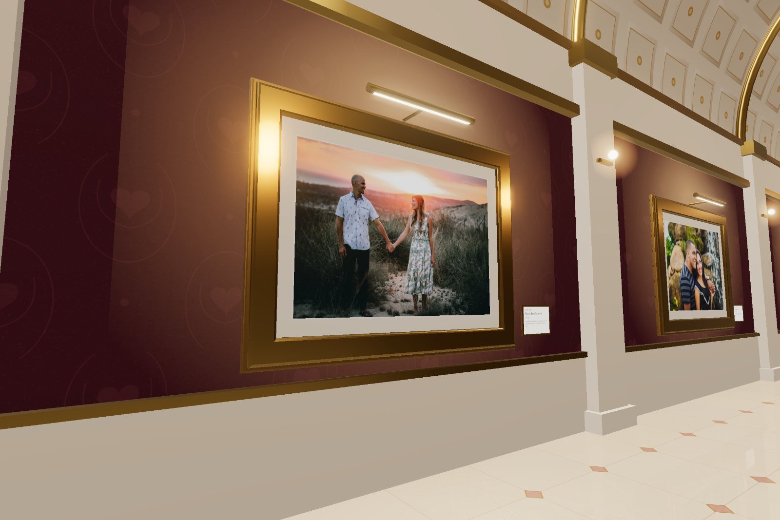 Une photo de couple exposée dans un cadre doré, sur un mur de velours bordeaux
